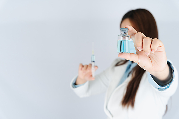 포토 JPG 해외이미지 여자 주사기 마스크 한명 들기 상반신 성인 옆모습 치료 약 의사 흰배경 주사약 백신 성인여자한명만 코로나바이러스 해외202009 델타변이바이러스 해외포토 1 뷰포인트 백그라운드 의학 의료기기 모션 사람 의료진 흰색 바이러스 여자한명만 성인여자만 파일형식