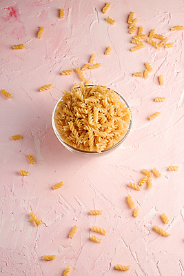 포토 JPG 해외이미지 무료이미지 그릇 파스타 실내 사람없음 담기 파스타면 분홍색배경 푸질리 해외202009 해외202105 해외포토 식기 분홍색 백그라운드 식재료 모션 서양음식 내부 면류 파일형식
