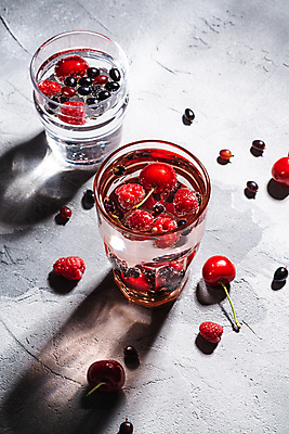 포토 JPG 해외이미지 잔 그림자 사람없음 빛 투명 체리 탄산음료 산딸기 베리 콘크리트 탄산수 해외202009 해외포토 식기 음료 과일 물 탄산 파일형식