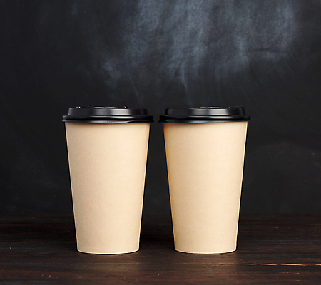 포토 JPG 해외이미지 무료이미지 탁자 검은배경 사람없음 재활용 종이컵 일회용 플라스틱 컵뚜껑 테이크아웃컵 해외202009 해외202105 해외포토 가구 백그라운드 재질 컵 검은색 뚜껑 친환경 파일형식