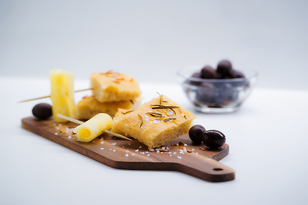 포토 JPG 해외이미지 전통 음식 빵 치즈 도마 피자 실내 요리 사람없음 목재 가로 검은색 이탈리아 빵집 흰색 시골 신선 황금 플랫 기름 굽기 올리브 소금 로즈메리 짠맛 채식주의자 핸드메이드 맛있는 해외202009 해외포토 나무 열매 유럽 컬러 재료 주방용품 유제품 패스트푸드 서양음식 내부 상점 맛 구이 허브 채식 파일형식