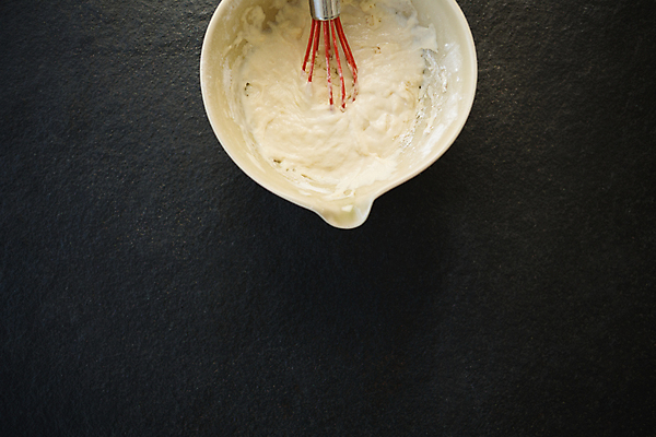 포토 JPG 해외이미지 탁자 함께함 회색 사발 머리위 철사 해외202009 두드리기 해외포토 컬러 가구 컨셉 모션 사기그릇 파일형식