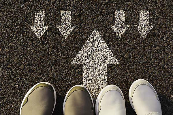 포토 JPG 해외이미지 직업 도로 길 여행 신발 컨셉 비즈니스 가이드 발 성공 화살 거리 바닥 3 서기 사람 사람없음 빨간색 파란색 여행객 산책 하이킹 보행로 선택 정상 질문 방향 교차로 심볼 타일 사인 시작 문제 바둑 단계 방법 잘못 해외202009 해외포토 컬러 교통시설 모션 놀이 레저 휴식 신체부위 파일형식