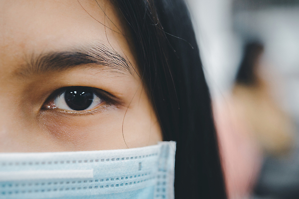 포토 JPG 해외이미지 여자 얼굴 마스크 한명 사람 동양인 근접촬영 성인 앞모습 아웃포커스 성인여자한명만 코로나바이러스 포스트코로나 해외202009 델타변이바이러스 위드코로나 해외포토 1 뷰포인트 촬영기법 인종 신체부위 바이러스 사회이슈 여자한명만 성인여자만 파일형식