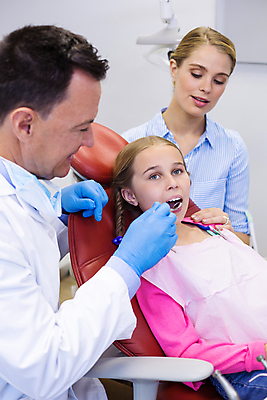 포토 JPG 해외이미지 여자 남자 어린이 치과 병원 앉기 소녀 상반신 성인 세명 환자 치과의사 치과진료 해외202009 해외포토 의학 모션 사람 진료 의사 파일형식