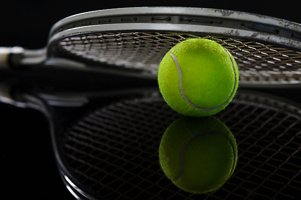 포토 JPG 해외이미지 검은배경 사람없음 반사 테니스라켓 테니스공 해외202009 해외포토 백그라운드 공 검은색 테니스 라켓 테니스용품 파일형식
