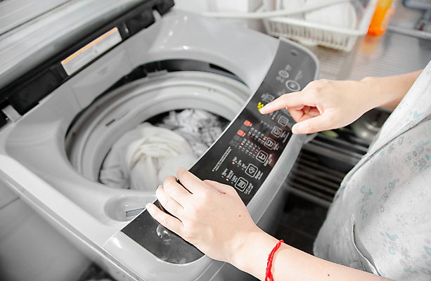 포토 JPG 해외이미지 무료이미지 라이프스타일 옷 가사 가정 주택 건조 사람없음 수건 바구니 기계 장비 젖음 욕실 직물 면 업무 오픈 원형 씻기 빨래 싱글 주부 전자 세탁기 흙더미 돌리기 위생관리 의무 자동 해외202009 해외202105 해외포토 도형 모션 관리 건물 생활 위생용품 청결 흙 가전제품 작업 파일형식 더미 무료콘텐츠