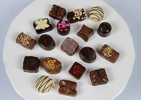 포토 JPG 해외이미지 음식 백그라운드 벽지 디저트 사탕 선물 사람없음 갈색 과자 초콜릿 어둠 여러개 우유 흰색 달콤 맛 수집 스위스 모음 코코아 고립 섞기 프랄린 해외202009 해외포토 유럽 음료 컬러 다수 컨셉 유제품 한글 파일형식