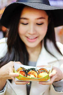 포토 JPG 해외이미지 백인 모델 라이프스타일 응시 여자 행복 음식 휴가 디저트 한명 미소 웃음 사람 동양인 인종 성인 여름 우주 얼음 중국 흰색 신선 잡기 달콤 먹기 크림 오징어 흥분 다문화 다인종 보여주기 홍콩 섞기 카피스페이스 해외202009 두드리기 해외포토 레이스천 자연요소 서양인 1 시선 계절 감정 아시아 컬러 모션 연체동물 표정 생활 수중동물 공백 직물 맛 사회이슈 파일형식