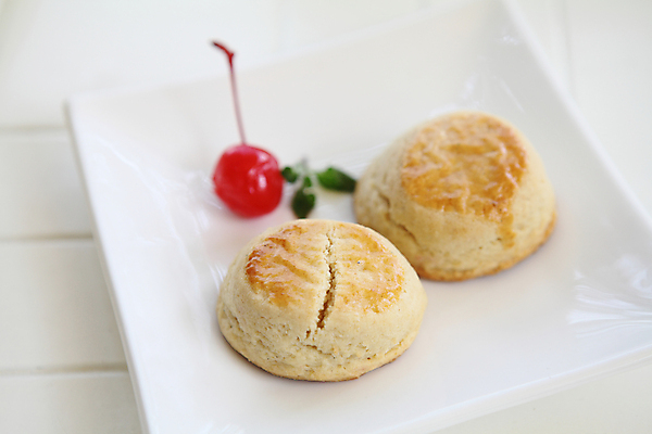 포토 JPG 해외이미지 접시 사람없음 체리 스콘 해외202009 해외포토 식기 빵 과일 파일형식