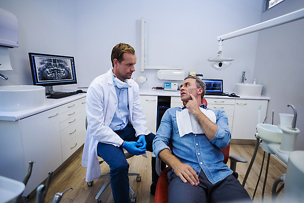 포토 JPG 해외이미지 남자 치과 병원 대화 앉기 상반신 성인 두명 환자 치과의사 치과진료 성인남자만 성인만 해외202009 해외포토 의학 모션 말하기 사람 진료 의사 남자만 파일형식