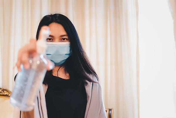 포토 JPG 해외이미지 여자 실내 마스크 한명 들기 사람 동양인 상반신 성인 앞모습 소프트포커스 소독제 성인여자한명만 코로나바이러스 포스트코로나 해외202009 델타변이바이러스 위드코로나 해외포토 1 뷰포인트 모션 촬영기법 인종 내부 바이러스 사회이슈 여자한명만 성인여자만 파일형식