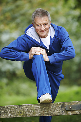 포토 JPG 해외이미지 백인 응시 남자 행복 스포츠 건강 한명 미소 사람 세로 운동복 시골 60대 은퇴 삼림지대 카피스페이스 해외202009 해외포토 서양인 1 시선 옷 노년 감정 표정 공백 숲 파일형식