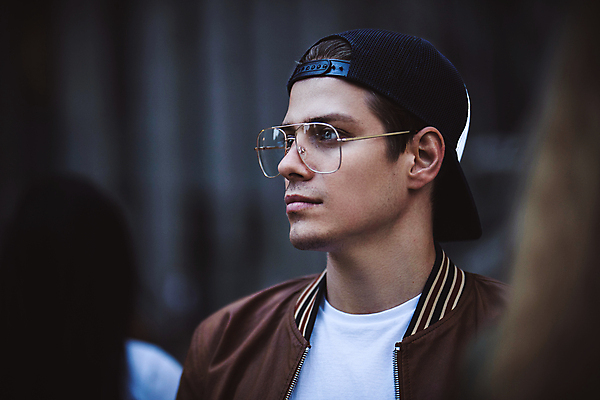 포토 JPG 해외이미지 백인 모델 학생 라이프스타일 남자 행복 안경 얼굴 포즈 백그라운드 거리 한명 미소 사람 성인 야외 청춘 유행 놀람 흰색 도시 군중 정상 시원함 만족 대학교 감탄 우수 인기 스타일 힙스터 해외202009 해외포토 서양인 1 잡화 패션 감정 컬러 컨셉 학교 표정 생활 신체부위 절기 파일형식