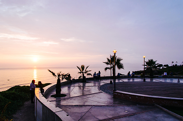 포토 JPG 해외이미지 무료이미지 공원 바다 여행 건축양식 자연 하늘 휴가 사람 풍경 사람없음 야외 건물 파란색 빛 컬러풀 여행객 미국 일몰 흰색 도시 태평양 남쪽 페루 해외202009 해외202105 해외포토 건축물 공공시설 건축 컬러 북아메리카 노을 남아메리카 방향 생태계 파일형식 무료콘텐츠