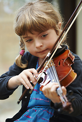포토 JPG 해외이미지 백인 여자 어린이 음악 놀이 수업 한명 사람 취미 세로 학습 집중 연습 바이올린 해외202009 해외포토 서양인 1 교육 컨셉 현악기 문화예술 파일형식