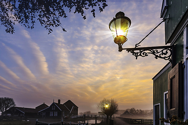 포토 JPG 해외이미지 디자인 백그라운드 가로등 건축양식 하늘 조명 거리 사람없음 야외 파란색 빛 금속 수확 골동품 등불 램프 도시 철 복고 봉 옛날 해외202009 해외포토 공공시설 건축 컬러 농업 재질 파일형식
