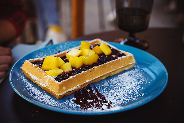 포토 JPG 해외이미지 접시 디저트 사람없음 블루베리 망고 와플 해외202009 해외포토 식기 음식 과일 열대과일 파일형식