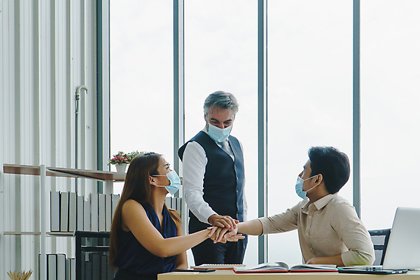 포토 JPG 해외이미지 중년 회사 실내 마스크 서기 사람 앉기 동양인 상반신 성인 옆모습 세명 사무실 업무 비즈니스맨 비즈니스우먼 그룹 동료 손모으기 코로나바이러스 포스트코로나 해외202009 델타변이바이러스 위드코로나 해외포토 여자 남자 뷰포인트 비즈니스 관계 모션 인종 손짓 내부 작업 직장인 바이러스 사회이슈 파일형식