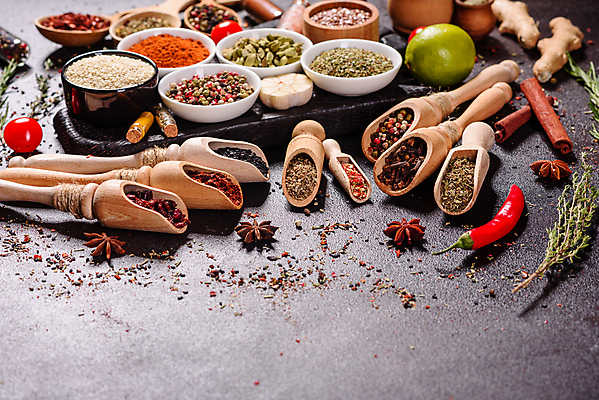 포토 JPG 해외이미지 잎 재료 탁자 사람없음 숟가락 양념 조미료 고수 가루 허브 소금 후추 카레 생강 바질 로즈메리 시나몬 강황 해외202009 해외포토 식물 음식 가구 채소 식재료 수저 향신료 향미료 파일형식