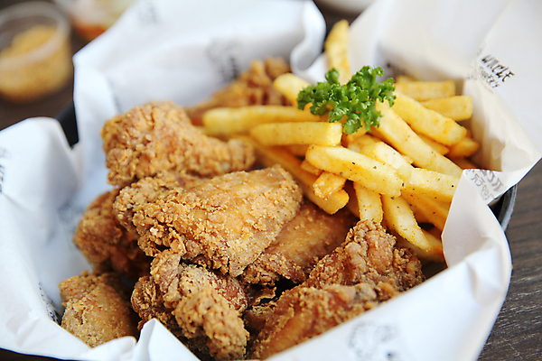 포토 JPG 해외이미지 무료이미지 접시 음식 백그라운드 날개 육류 요리 사람없음 목재 식사 저녁식사 치킨 튀김 흰색 신선 황금 맛 먹기 속도 칼로리 프랑스어 점심식사 드럼스틱 해로움 바삭바삭 맛있는 해외202009 해외202105 해외포토 나무 문자 식기 컬러 컨셉 식재료 재료 모션 닭고기요리 파일형식 무료콘텐츠