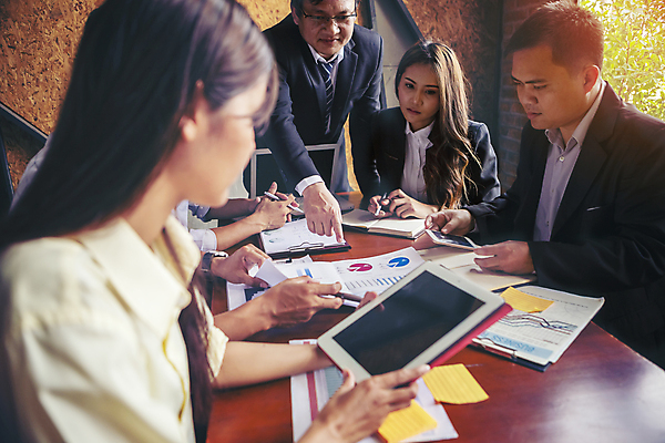 포토 JPG 해외이미지 직업 교육 종이 컨셉 돈 생각 비즈니스 통신 탁자 성공 그래프 설계 아이디어 직장 창조 사람 여러명 금융 경제 사무실 자료 정보 성장 업무 비즈니스맨 발표 계획 문서 투자 비전 해결 경영 마케팅 프로젝트 브레인스토밍 자극 해외202009 해외포토 남자 가구 다수 회사 작업 직장인 재산 파일형식