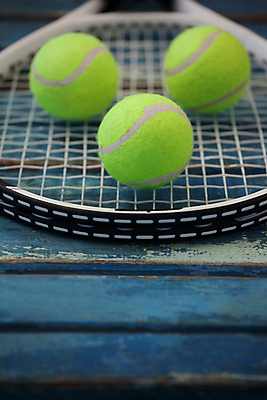 포토 JPG 해외이미지 탁자 사람없음 테니스라켓 테니스공 해외202009 해외포토 가구 공 테니스 라켓 테니스용품 파일형식