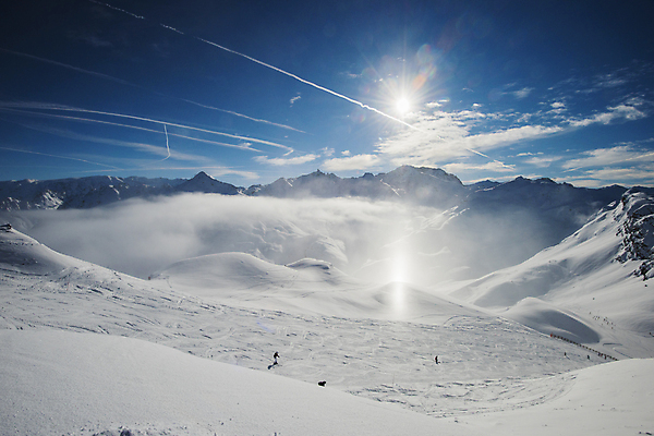 포토 JPG 해외이미지 구름 계절 유럽 여행 겨울 자연 하늘 날씨 산 파노라마 풍경 경사 사람없음 야외 파란색 햇빛 태양 반사 계곡 냉동 얼음 추위 프랑스 흰색 언덕 서리 알프스 산봉우리 내추럴 절정 눈내림 산맥 해외202009 해외포토 자연요소 나라 컬러 눈_날씨 촬영기법 생태계 봉우리 파일형식