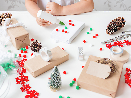 포토 JPG 해외이미지 무료이미지 손 리본 어린이 백그라운드 크리스마스 겨울 탁자 휴가 새해 선물 이벤트 소년 사람없음 장식 빨간색 초록색 상자 컬러풀 평화 침묵 덮개 흰색 축하 눈송이 은색 준비 팩 DIY 걸음마 앞머리 접착제 핸드메이드 해외202009 해외202105 해외포토 헤어스타일 계절 기념일 남자 컬러 가구 컨셉 모션 사람 취미 신체부위 소리 화장품 뚜껑 눈 풀 접착풀 파일형식 무료콘텐츠