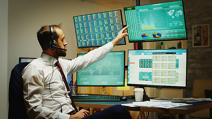 포토 JPG 해외이미지 백인 남자 실내 한명 상반신 성인 옆모습 사무실 모니터 헤드폰 가리킴 업무 비즈니스맨 주식 성인남자한명만 해외202009 해외포토 서양인 1 뷰포인트 음향기기 비즈니스 사람 손짓 내부 금융 컴퓨터 작업 직장인 남자한명만 성인남자만 파일형식