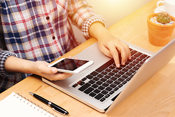 포토 JPG 해외이미지 비즈니스 탁자 한명 들기 앉기 상반신 성인 노트북 스마트폰 키보드 업무 프리랜서 성인한명만 해외202009 해외포토 직업 1 가구 모션 사람 전자제품 핸드폰 스마트기기 작업 성인만 파일형식