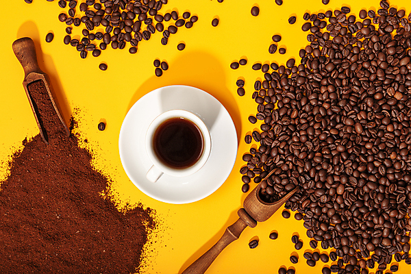 포토 JPG 해외이미지 커피 음료 음식 백그라운드 재료 탁자 콩 씨앗 사람없음 컵 컬러풀 갈색 공백 활발 카페 에너지 액체 맛 낟알 굽기 국자 향기 냄새 아로마 향 카페테리아 구성 노란배경 땅바닥 모카 아라비카 카페인 많음 카피스페이스 해외202009 해외포토 식물 식기 컬러 가구 컨셉 주방용품 곡류 바닥 노란색 상점 구이 파일형식