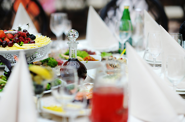 포토 JPG 해외이미지 그릇 식기 접시 디자인 꽃 안경 결혼 포크 유리 탁자 결혼식 기념 이벤트 사람없음 내부 장식 빛 파티 요식업 식당 와인 식사 저녁식사 희망 낭만 식탁보 흰색 칼 고급 우아함 은색 배열 서비스 메뉴 냅킨 기회 설정 점심식사 완벽 접수 정중 해외202009 해외포토 식물 잡화 감정 산업 컬러 가구 컨셉 재질 주류 상점 파일형식