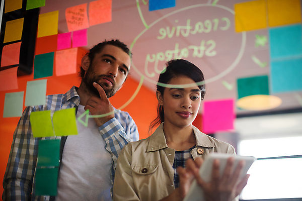 포토 JPG 해외이미지 서양인 응시 여자 남자 벽 실내 들기 상반신 성인 두명 앞모습 태블릿 사무실 고민 포스트잇 성인만 해외202009 해외포토 외국인 시선 감정 뷰포인트 비즈니스 모션 사람 내부 전자제품 스마트기기 메모지 파일형식