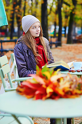 포토 JPG 해외이미지 백인 모자 계절 공원 여자 유럽 커피 음료 잎 오렌지 자연 탁자 한명 사람 성인 책 빨간색 금발 독서 노란색 유행 정원 목도리 활발 카페 프랑스 가을 흰색 도시 날씬함 공평 프랑스어 파리(프랑스) 해외202009 해외포토 서양인 식물 문자 1 헤어스타일 잡화 공공시설 나라 컬러 가구 컨셉 과일 상점 몸매 생태계 파일형식