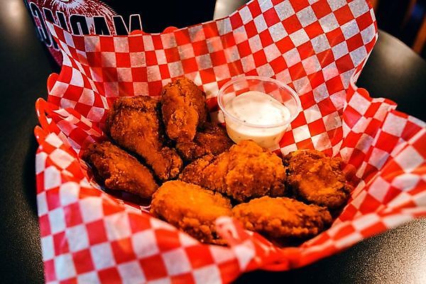 포토 JPG 해외이미지 접시 음식 날개 다이어트 채소 부분 패스트푸드 육류 요리 사람없음 식사 저녁식사 치킨 튀김 맛 그릴 기름 가슴 케첩 자르기 굽기 속도 칼로리 점심식사 고립 깊이 드럼스틱 빵가루 바삭바삭 맛있는 해외202009 두드리기 해외포토 레이스천 식기 컨셉 식재료 모션 주방용품 건강 신체부위 직물 소스_음식 인스턴트 구이 닭고기요리 파일형식