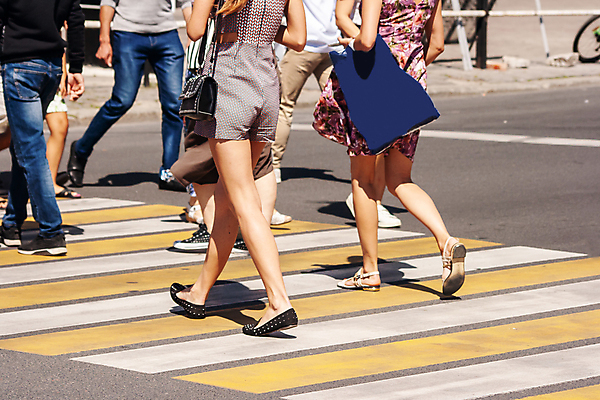 포토 JPG 해외이미지 라이프스타일 여자 남자 도로 여행 백그라운드 신발 컨셉 가방 반바지 발 거리 안전 사람 사람없음 야외 파란색 갈색 걷기 산책 청바지 도시 그룹 보행자 군중 교차로 속도 바쁨 장면 얼룩말 단계 건너기 돌봄 방법 해외202009 해외포토 잡화 길 컬러 바지 교통시설 모션 휴식 생활 신체부위 말_동물 파일형식