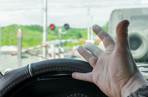 포토 JPG 해외이미지 손 감정 도로 길 여행 모션 자동차 실내 손바닥 사람 사람없음 빨간색 빛 시간 운전사 승차 지시 오솔길 사인 신호 쇼 반항 건너기 규정 그만 방법 자동 전후 해외202009 해외포토 직업 육상교통 컬러 교통시설 내부 신체부위 비교 파일형식