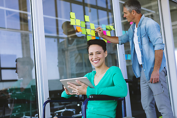포토 JPG 해외이미지 서양인 응시 여자 남자 벽 실내 서기 들기 상반신 성인 두명 옆모습 태블릿 사무실 펜 기록 장애인 휠체어 포스트잇 성인만 해외202009 해외포토 외국인 시선 뷰포인트 비즈니스 모션 사람 내부 전자제품 스마트기기 필기구 메모지 장애 파일형식