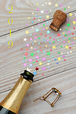 포토 JPG 해외이미지 무료이미지 계절 별 탁자 휴가 새로움 이벤트 사람없음 목재 빨간색 세로 초록색 파란색 노란색 파티 우주 와인 축제 거품 흰색 시골 축하 오픈 황금 샴페인 은박지 분무기 새장 코르크 1월 팝 해외202009 해외202105 해외포토 자연요소 나무 컬러 가구 컨셉 재료 주류 날짜 케이지 파일형식