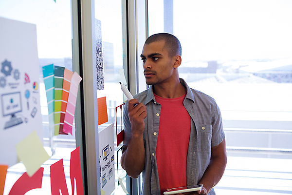 포토 JPG 해외이미지 주간 서양인 응시 남자 벽 실내 한명 들기 상반신 성인 앞모습 태블릿 사무실 펜 비즈니스맨 포스트잇 성인남자한명만 해외202009 해외포토 자연요소 외국인 1 시선 뷰포인트 비즈니스 모션 사람 내부 전자제품 스마트기기 필기구 메모지 직장인 남자한명만 성인남자만 파일형식