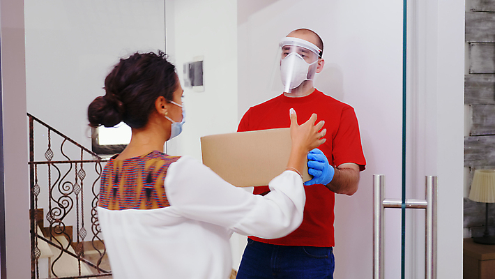 포토 JPG 해외이미지 장갑 실내 마스크 들기 사람 상반신 성인 두명 앞모습 뒷모습 택배기사 고객 택배 가림막 성인만 코로나바이러스 포스트코로나 해외202009 델타변이바이러스 위드코로나 해외포토 잡화 뷰포인트 모션 내부 운송업 바이러스 배달원 사회이슈 파일형식