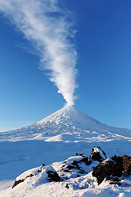 포토 JPG 해외이미지 구름 자연 하늘 산 풍경 사람없음 야외 파란색 화목 등산 하이킹 안개 전원 큼 그림 생태계 러시아 분화구 용암 안심 원뿔 내추럴 생태학 원정 절정 지열 지질학 해외202009 해외포토 자연요소 도형 교육 유럽 컬러 컨셉 레저 날씨 육류 트래킹 전기에너지 크기 화산 파일형식