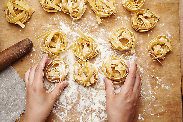 포토 JPG 해외이미지 무료이미지 전통 손 여자 음식 백그라운드 오렌지 재료 탁자 건조 파스타 스파게티 요리 사람없음 목재 갈색 노란색 주방 검은색 식사 저녁식사 이탈리아 흰색 신선 잡기 원형 둥지 밀 지중해 준비 날것 밀가루 흙더미 점심식사 생식 채식주의자 페투치네 핸드메이드 해외202009 해외202105 해외포토 도형 나무 유럽 바다 컬러 가구 과일 모션 곡류 서양음식 사람 신체부위 흙 가루 채식 파스타면 파일형식 더미 무료콘텐츠