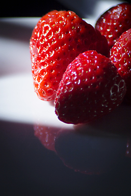 포토 JPG 해외이미지 접시 딸기 근접촬영 사람없음 빛 어둠 해외202009 해외포토 식기 뷰포인트 과일 파일형식