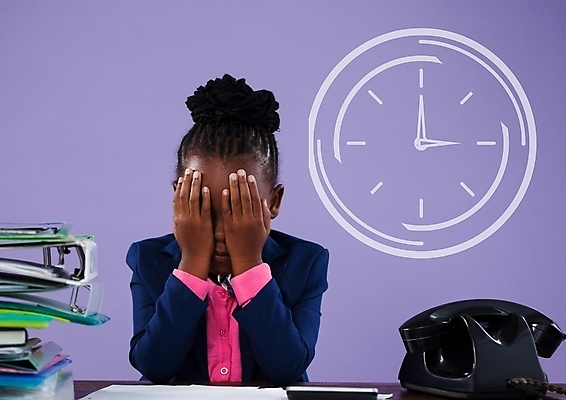 포토 JPG 해외이미지 여자 어린이라이프 어린이 시계 한명 상반신 사무실 비즈니스우먼 전화기 직업체험 얼굴가리기 역할놀이 소녀한명만 해외202009 해외포토 1 라이프스타일 비즈니스 놀이 사람 가림 직장인 체험학습 여자한명만 소녀만 파일형식