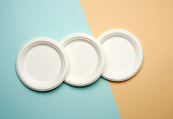 포토 JPG 해외이미지 무료이미지 식기 사람없음 재활용 원형 일회용 파란배경 일회용접시 해외202009 해외202105 해외포토 도형 접시 백그라운드 파란색 친환경 파일형식