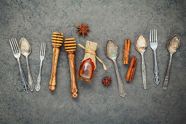 포토 JPG 해외이미지 백그라운드 포크 사람없음 숟가락 회색 허브 꿀 시나몬스틱 허니디퍼 팔각회향 해외202009 해외포토 식물 식기 컬러 수저 도구 향신료 시나몬 파일형식