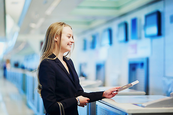 포토 JPG 해외이미지 유럽 여행 가방 비즈니스 휴가 한명 사람 정장 성인 금발 유행 여행객 걷기 여행가방 짐 흰색 우아함 공항 승무원 계산대 도착 항공 출발 출퇴근 수하물 체크인 터미널 통근 스타일 해외202009 해외포토 직업 1 헤어스타일 잡화 옷 나라 컬러 컨셉 교통시설 모션 출근 파일형식