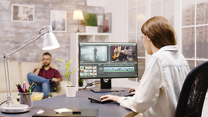 포토 JPG 해외이미지 전신 여자 남자 비즈니스 앉기 상반신 두명 앞모습 옆모습 컴퓨터 업무 작업 디자이너 책상 통화 프로젝트 프리랜서 성인만 해외202009 해외포토 직업 뷰포인트 가구 모션 사람 전자제품 파일형식